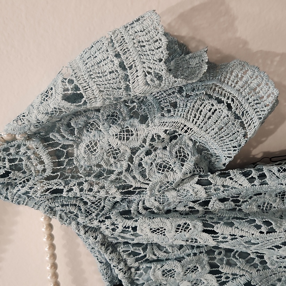 Pretty Aqua all lace blouse with lining everywhere but sleeves. - Picture 2 of 4